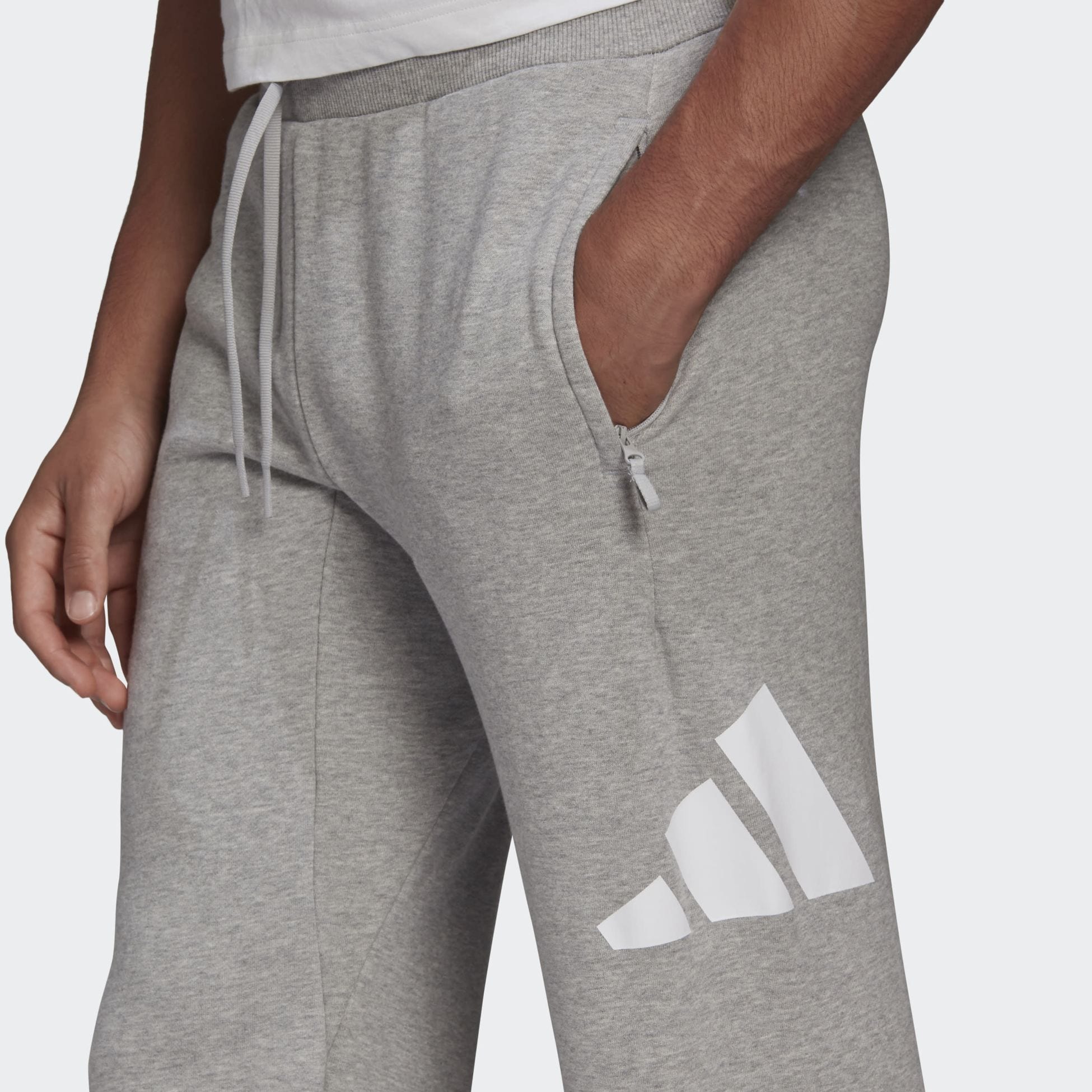 ADIDAS Sportswear Badge of Sport Joggers sivustolla stadium.fi